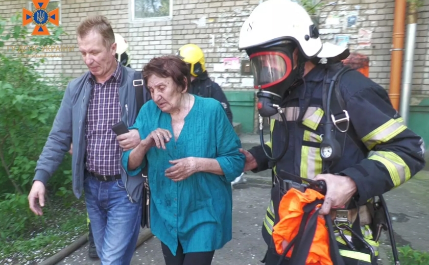 На пожежі у Зіпоріжжі врятували трьох дітей та літню жінку
