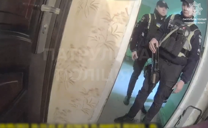 У Запоріжжі поліціянти врятували жінку, яка стала заручницею власної квартири