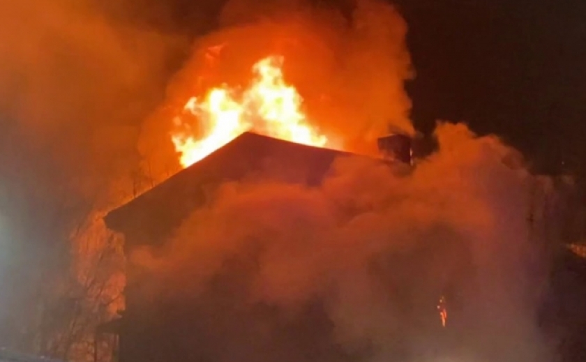 Вогонь перекинувся на горище будинку: у одному з районів Запоріжжя ліквідували пожежу