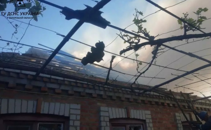 У Оріхові рятувальники ліквідували пожежу, яка сталася внаслідок ворожого обстрілу