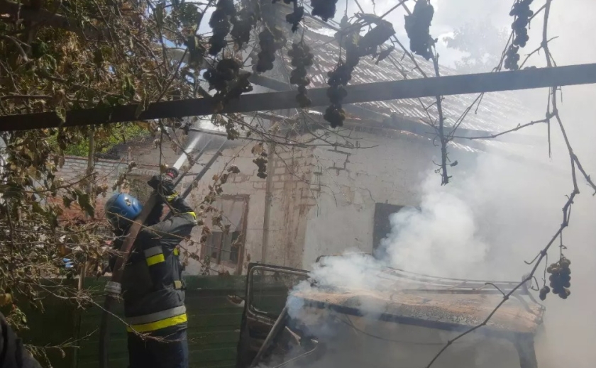 Спалахнув будинок та авто: в Оріхові рятувальники ліквідували наслідки ворожих обстрілів
