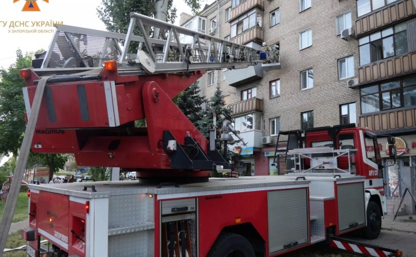 У Запоріжжі під час пожежі вогнеборці врятували жінку та евакуювали 10 жителів будинку