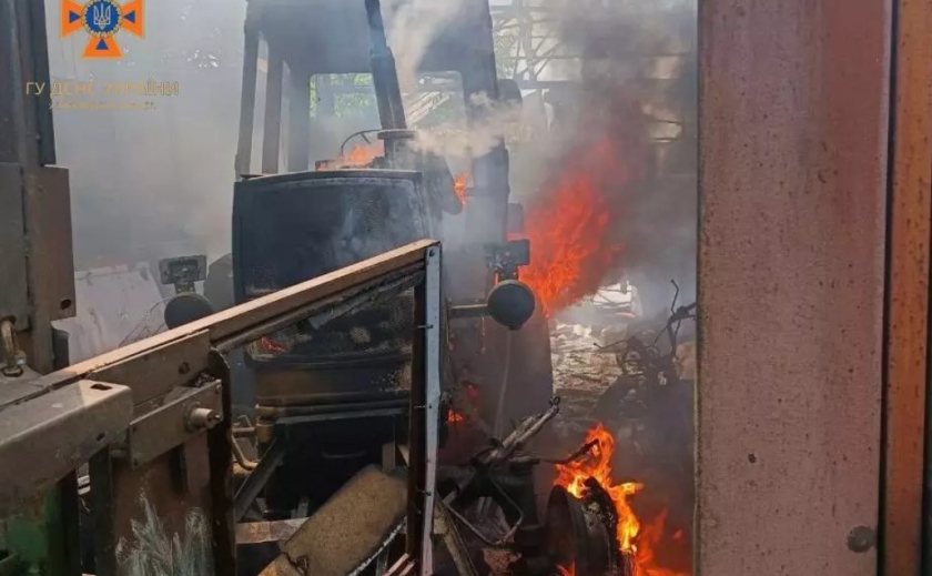 Постраждала сільгосптехніка: рятувальники ліквідували пожежу у Гуляйполі