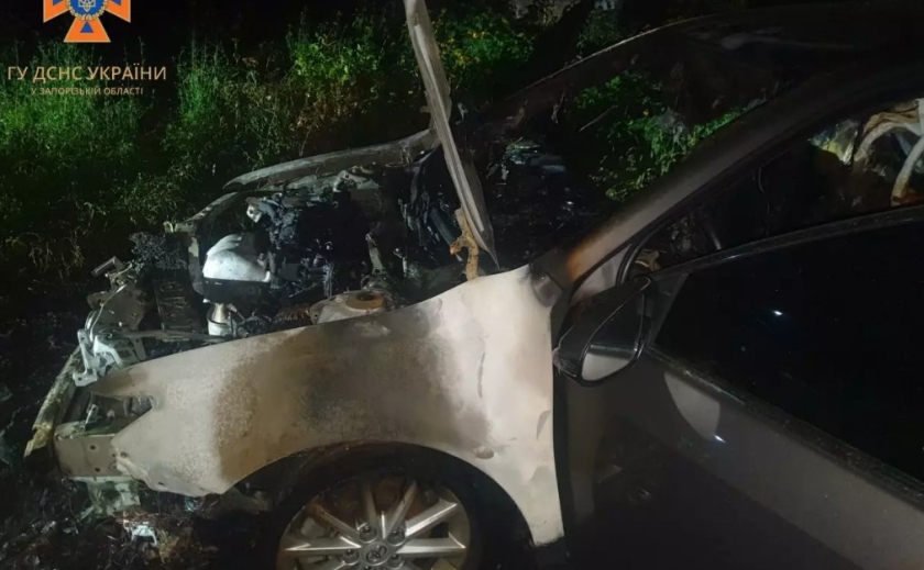 Зайнявся моторний відсік: запорізькі рятувальники ліквідували загорання автівки