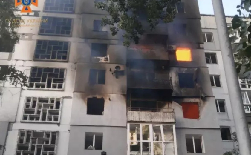Зайнявся через ворожі обстріли: надзвичайники ліквідували пожежу в дев’ятиповерховому житловому будинку в місті Оріхів