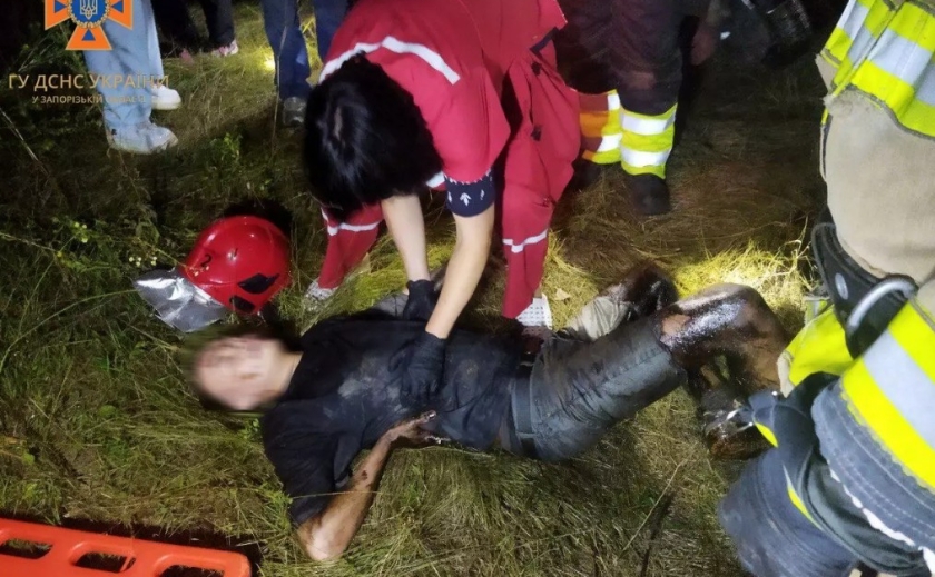 Впав у резервуар глибиною 8 метрів: запорізькі рятувальники надали допомогу чоловіку