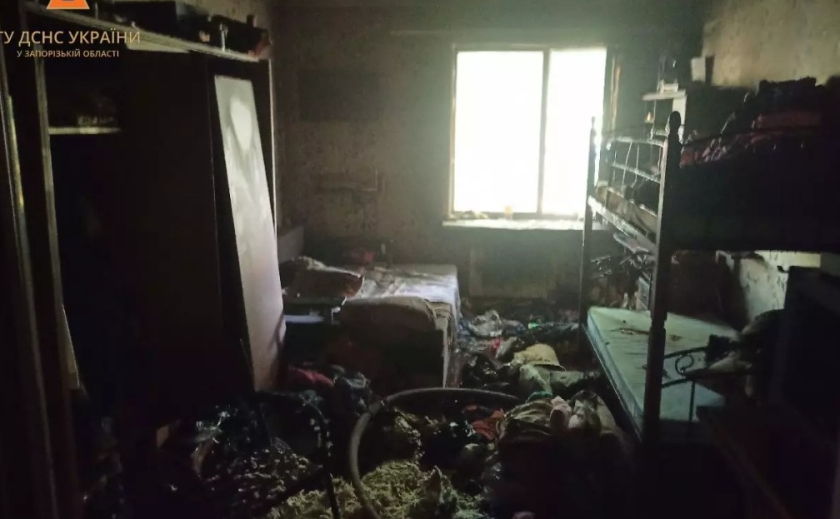 У Запоріжжі рятувальники приборкали пожежу у гуртожитку