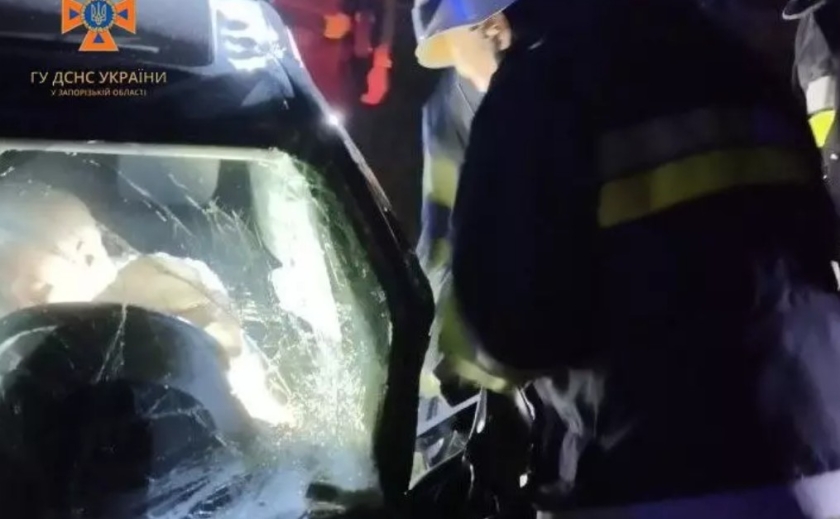 Врізався у стовп: рятувальники Запоріжжя деблокували водія із понівеченого авто