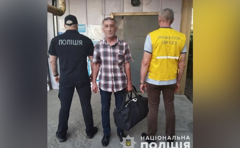 Запорізькі поліцейські примусово видворили нелегала з України: подробиці