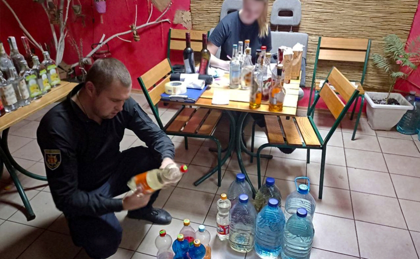 У Запоріжжі поліцейські вилучили контрафактні цигарки та алкоголь на суму понад 216 тисяч гривень