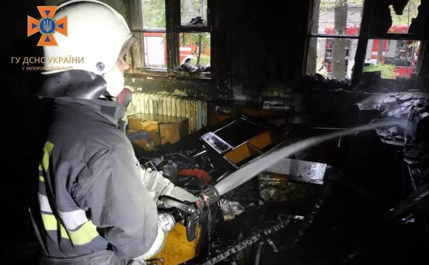 На пожежі у Запоріжжі вогнеборці врятували літню жінку та евакуювали ще 4 людей, з них 1 дитину