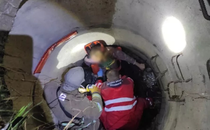 Впала у каналізаційний колектор: рятувальники Запоріжжя надали допомогу жінці