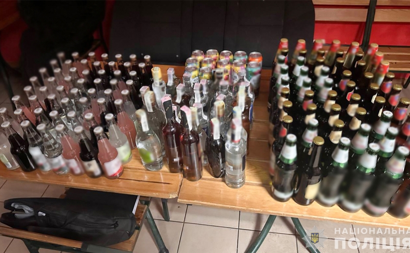 У Запоріжжі поліцейські вилучили із незаконного обігу безакцизні цигарки та алкогольні напої: деталі