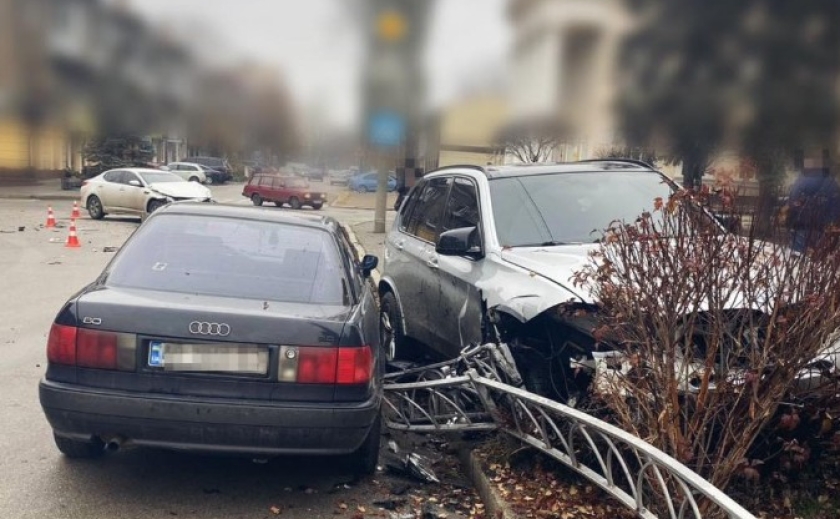 Не надав перевагу у русі: в Олександрівському районі Запоріжжя зіткнулися BMW та AUDI 80