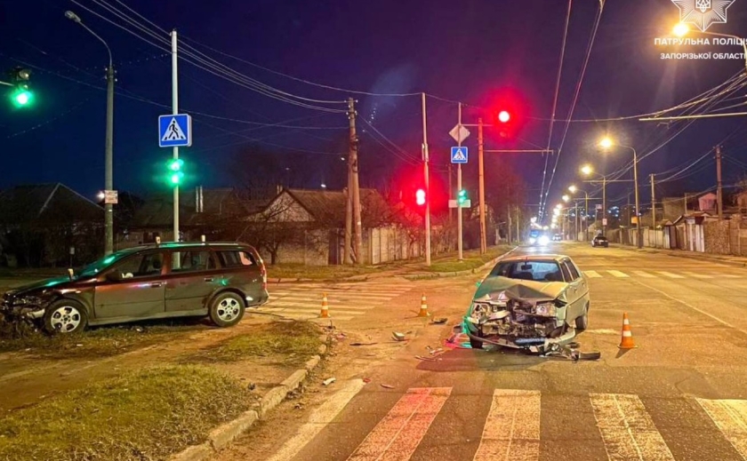 Порушення правил проїзду перехрестя: у Дніпровському районі Запоріжжя сталася ДТП