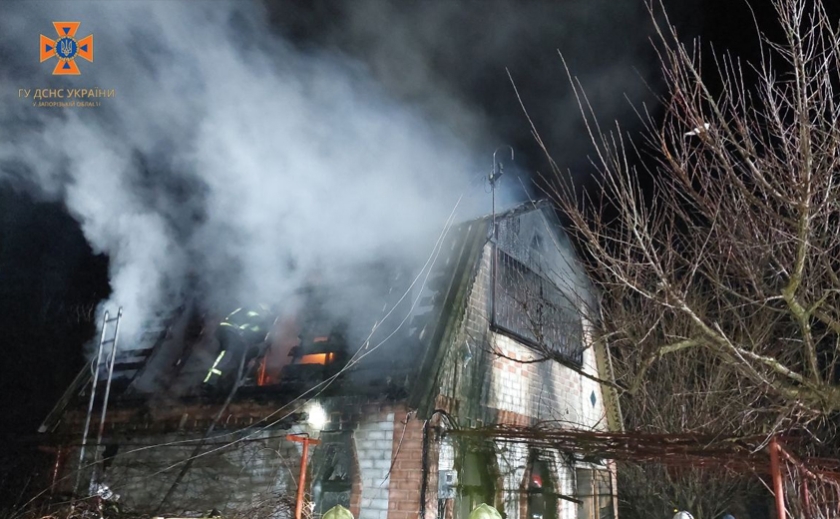 Причиною пожежі стало коротке замикання електромережі: рятувальники Запоріжжя загасили дачний булинок