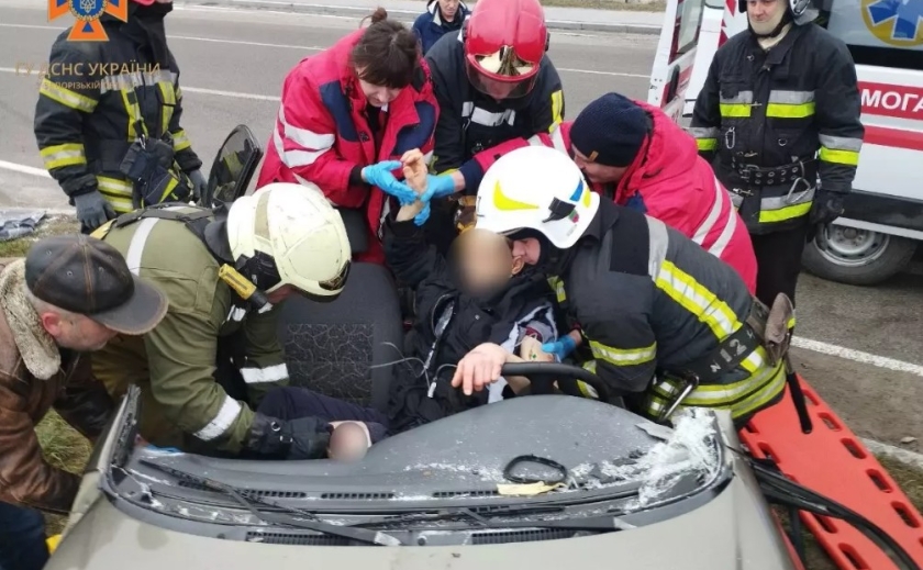 У Запоріжжі рятувальники деблокували водія із понівеченого внаслідок ДТП автомобіля