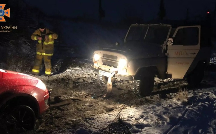 Рятувальники Запоріжжя допомогли водіям, які опинилися у сніговій пастці