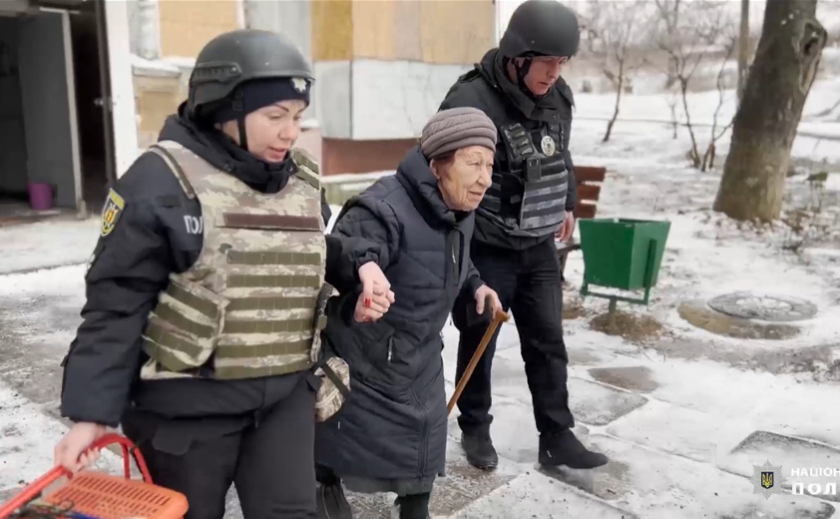 Запорізькі поліцейські евакуювали зі Степногірська 85-річну бабусю та трьох її котів