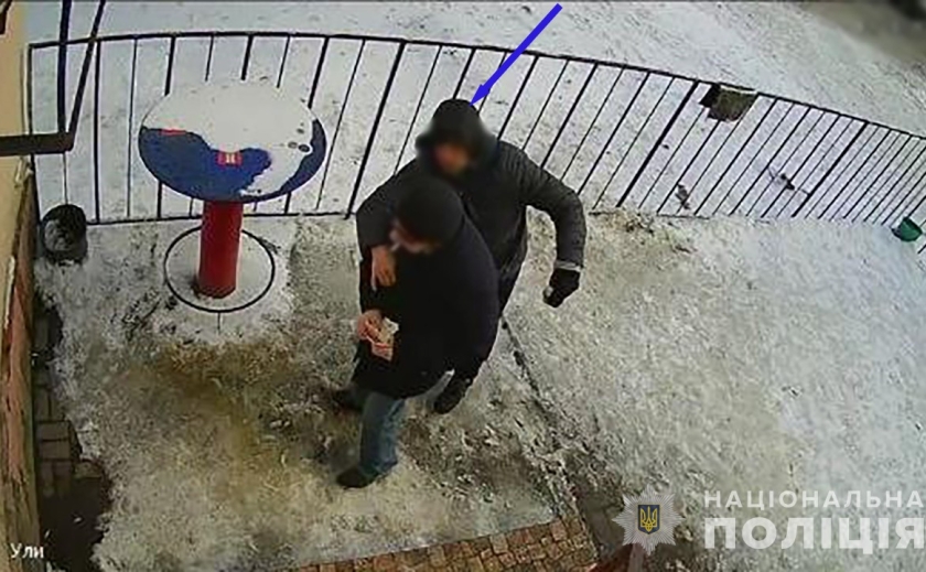 У Запоріжжі поліцейські затримали грабіжника, який відібрав у пенсіонера 10000 грн