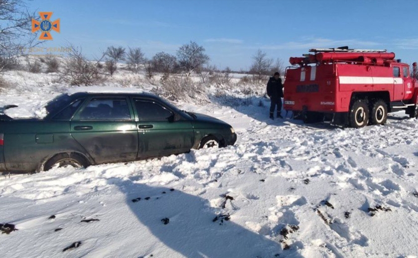Рятувальники Запоріжжя надали допомогу водію, який опинився у сніговій пастці
