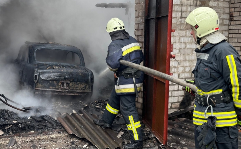 Існувала загроза перекидання вогню: рятувальники Запоріжжя ліквідували пожежу в гаражі