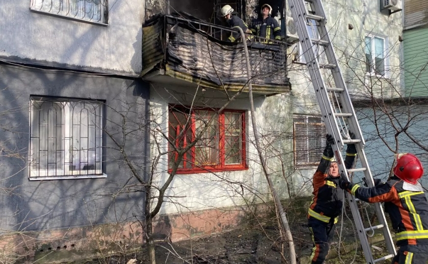 У Запоріжжі рятувальники ліквідували пожежу на балконі