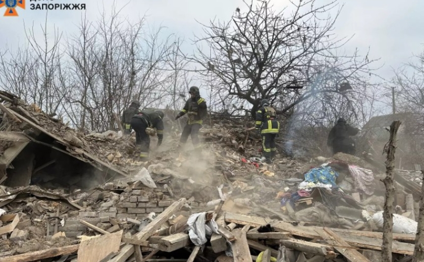 Рятувальники ліквідовують наслідки ракетних ударів по Запоріжжю