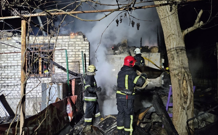 У Запорізькому районі посеред ночі спалахнув двоповерховий будинок