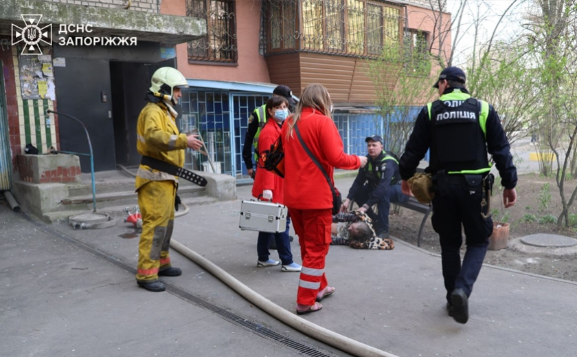 На пожежі у Запоріжжі вогнеборці врятували жінку та евакуювали 6 мешканців будинку