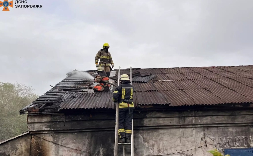 Необережне поводження з вогнем під час куріння: у Запоріжжі зайнялася одноповерхова споруда