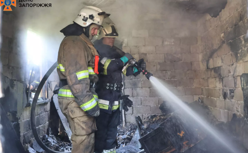 Існував ризик розповсюдження вогню на житловий будинок: у Запоріжжі загорілася господарча споруда