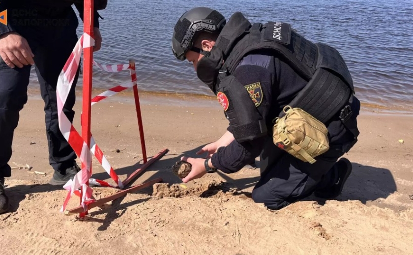 Запорізькі піротехніки ДСНС на березі Дніпра виявили дві мінометні міни часів минулих війн