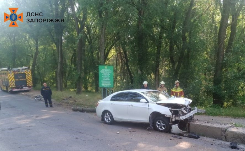 Затисло у понівечений автівці: рятувальники Запоріжжя надали допомогу травмованому водієві