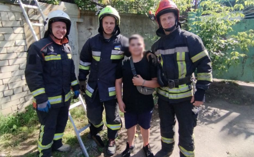 Заліз на дах гаражу та не міг самотужки спуститися: рятувальники Запоріжжя надали допомогу підлітку