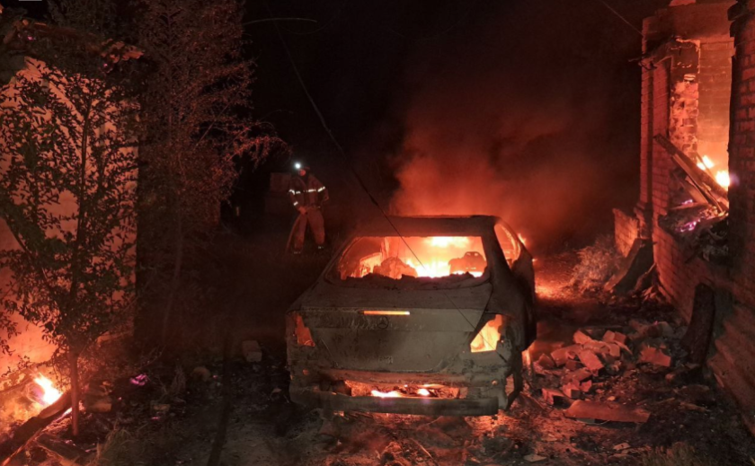 Надзвичайники Запоріжжя ліквідували займання будинку та авто, що виникло внаслідок ворожого обстрілу