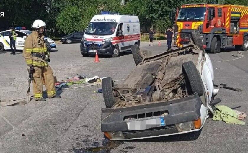 У Запоріжжі внаслідок ДТП автівка перекинулася на дах
