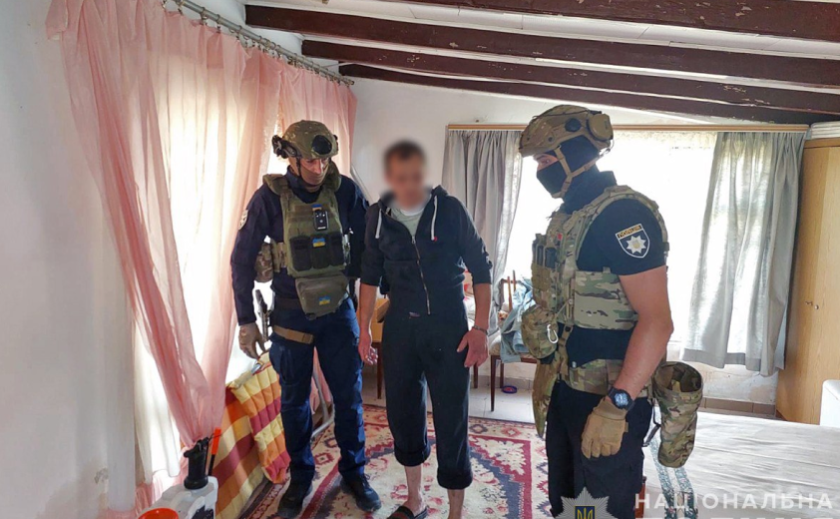 Вилучили наркотики на мільйон гривень: запорізькі поліцейські припинили діяльність групи наркозбувачів