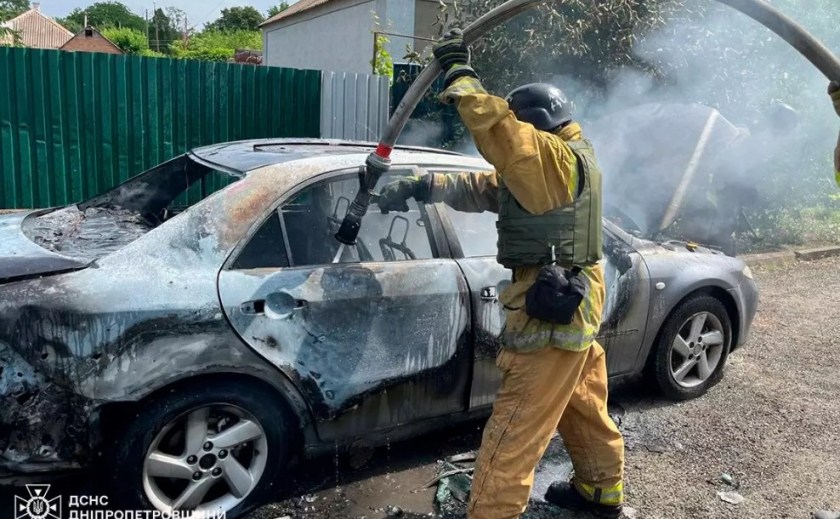 У Нікополі рятувальники загасили автівку, що загорілася внаслідок ворожого обстрілу