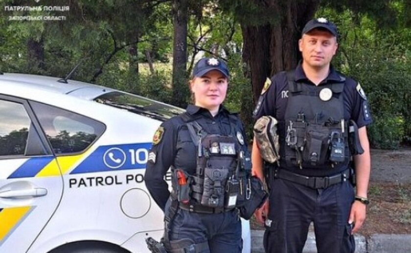 Патрульні Запоріжжя оперативно супроводили до лікарні автівку з травмованою дитиною