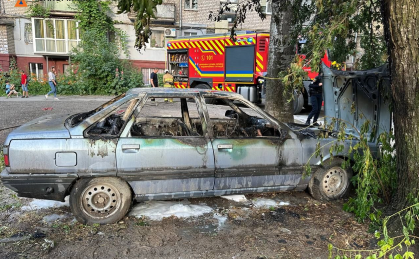 В одному з районів Запоріжжя посеред вулиці спалахнув «Renault»: подробиці від вогнеборців