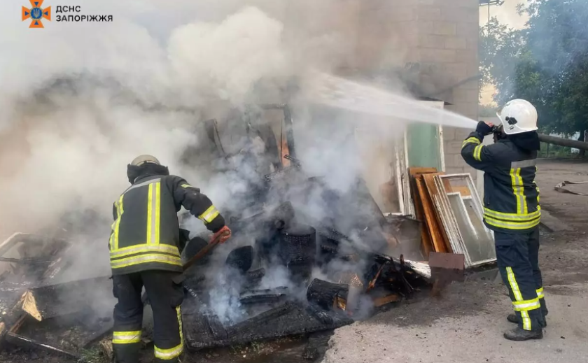 У Запоріжжі через необережне поводження з вогнем зайнялися дрова біля гаража У Запоріжжі через необережне поводження з вогнем зайнялися дрова біля гаража