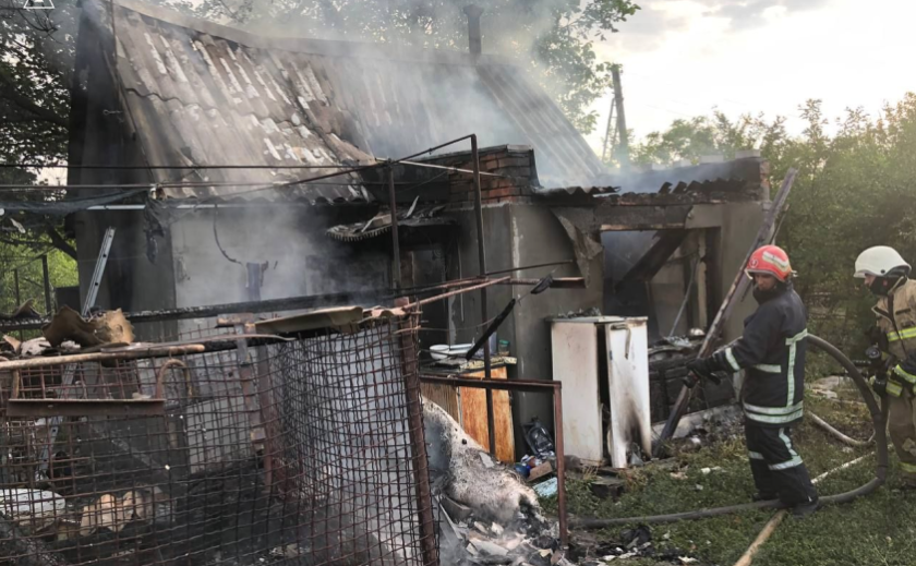 У Запорізькому районі через загоряння сухої трави вогонь знищив 8 господарчих споруд: подробиці
