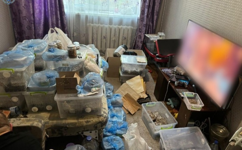 На Запоріжжі викрито незаконного мігранта із країни-агресора, який виготовляв і збував психотропну речовину