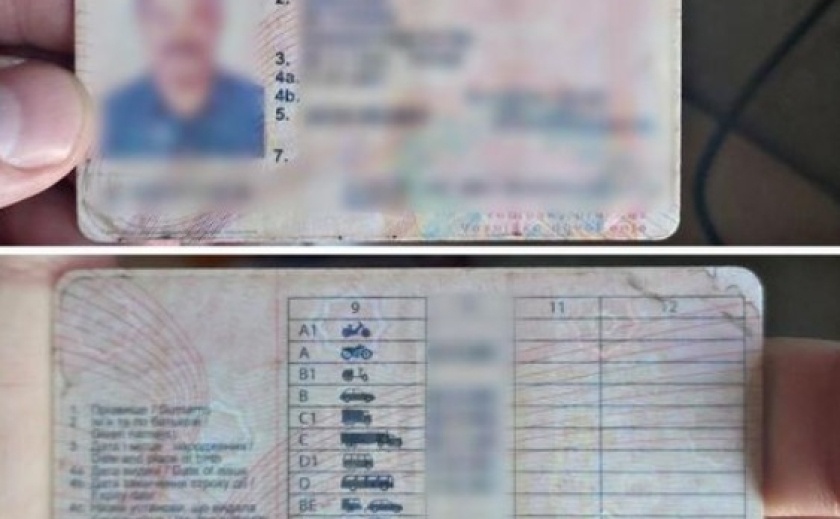 Запорізькі патрульні виявили у водія документи з ознаками підробки