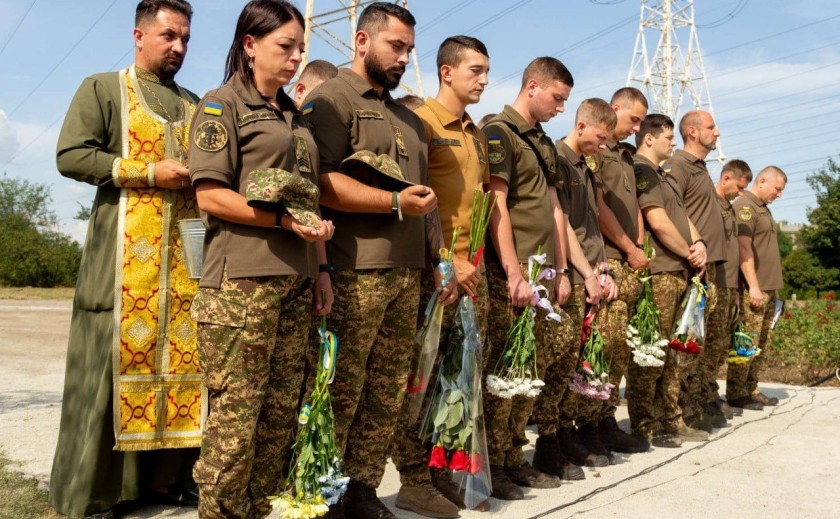Сьогодні у Запоріжжі відкрили Алею Слави захисникам Маріуполя Сьогодні у Запоріжжі відкрили Алею Слави захисникам Маріуполя