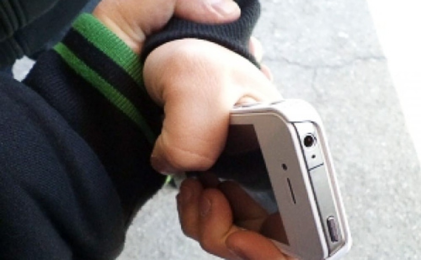 Вихопив телефон та втік: запорізькі поліцейські розшукали та затримали крадія