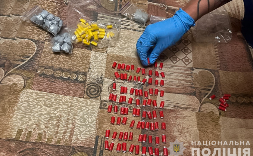 Зберігав вдома «товар» на 1,5 мільйона гривень: запорізькі поліцейські затримали наркозбутника
