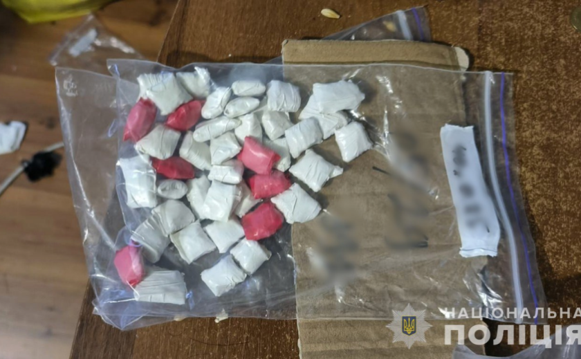 Збувала психотропні речовини: у Запоріжжі затримали 19-річну дівчину