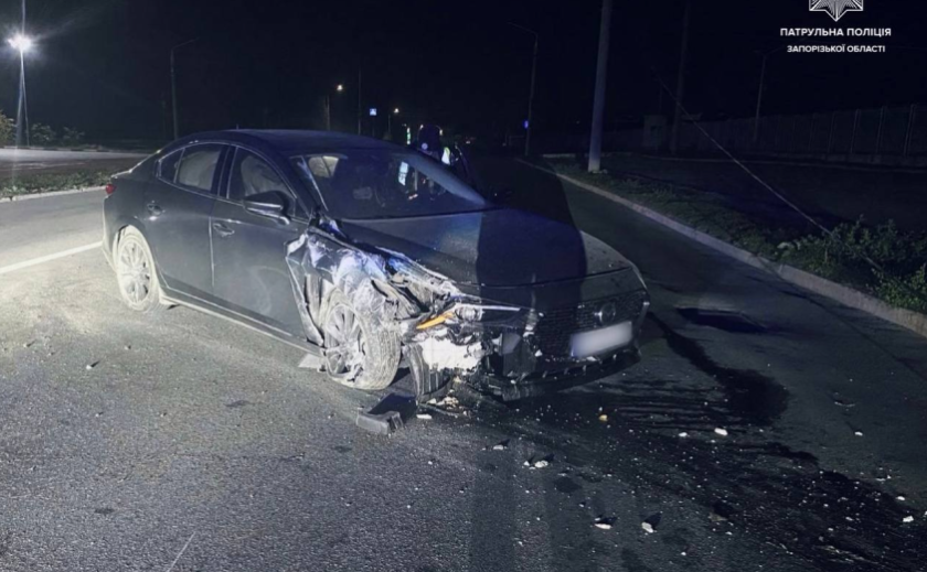 У Запоріжжі пʼяна водійка Mazda не впоралась з керуванням та влетіла в електроопору У Запоріжжі пʼяна водійка Mazda не впоралась з керуванням та влетіла в електроопору